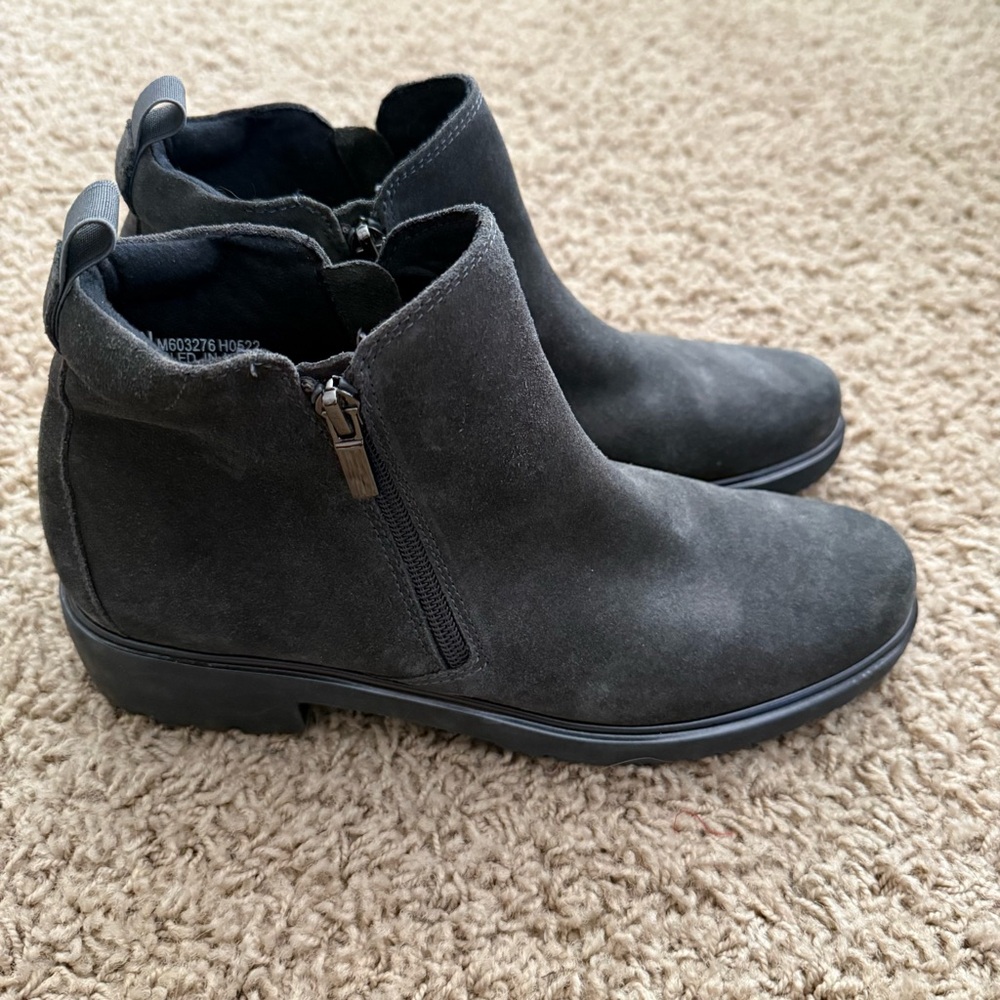 Munro Gray Suede Ankle Boots Zippers on Both Sides. Size 9.5